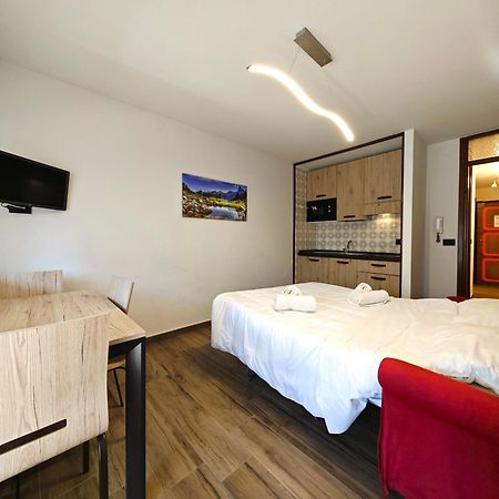 Hostdomus - City Center Apartment Sestriere Ngoại thất bức ảnh