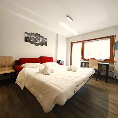 Hostdomus - City Center Apartment Sestriere Ngoại thất bức ảnh