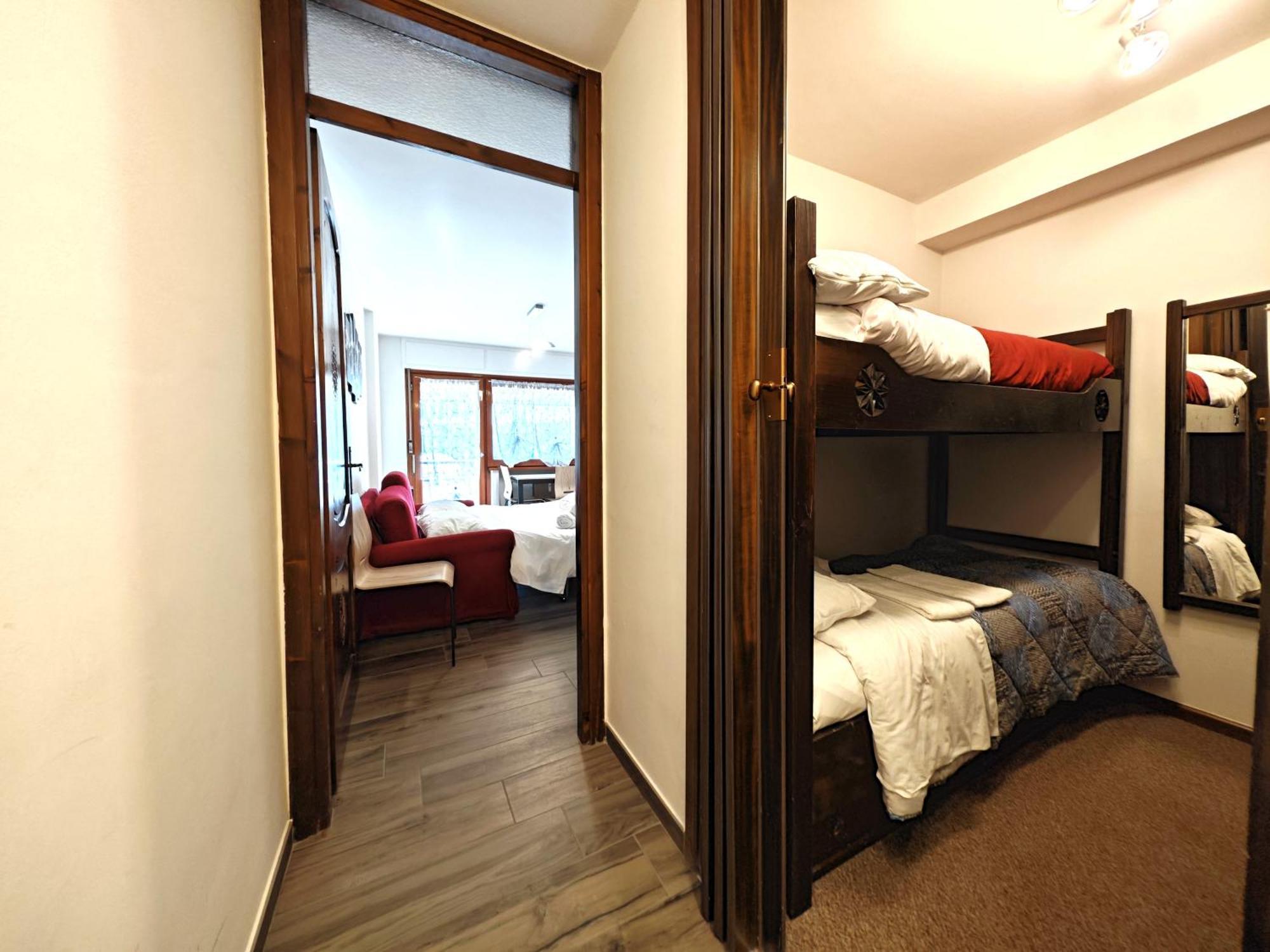 Hostdomus - City Center Apartment Sestriere Ngoại thất bức ảnh