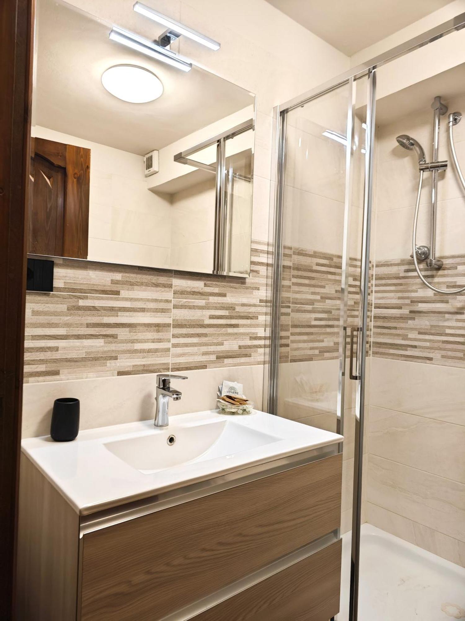 Hostdomus - City Center Apartment Sestriere Ngoại thất bức ảnh