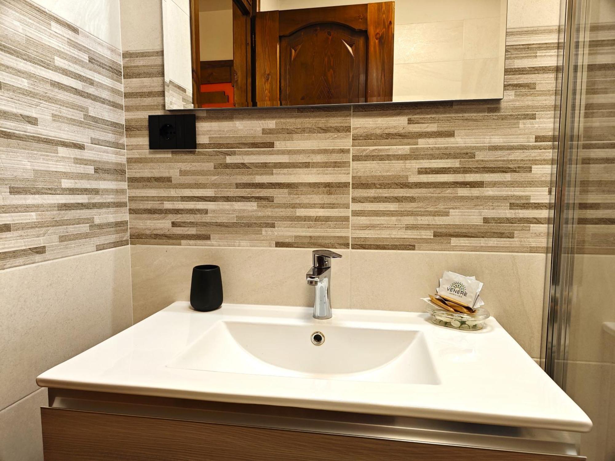Hostdomus - City Center Apartment Sestriere Ngoại thất bức ảnh